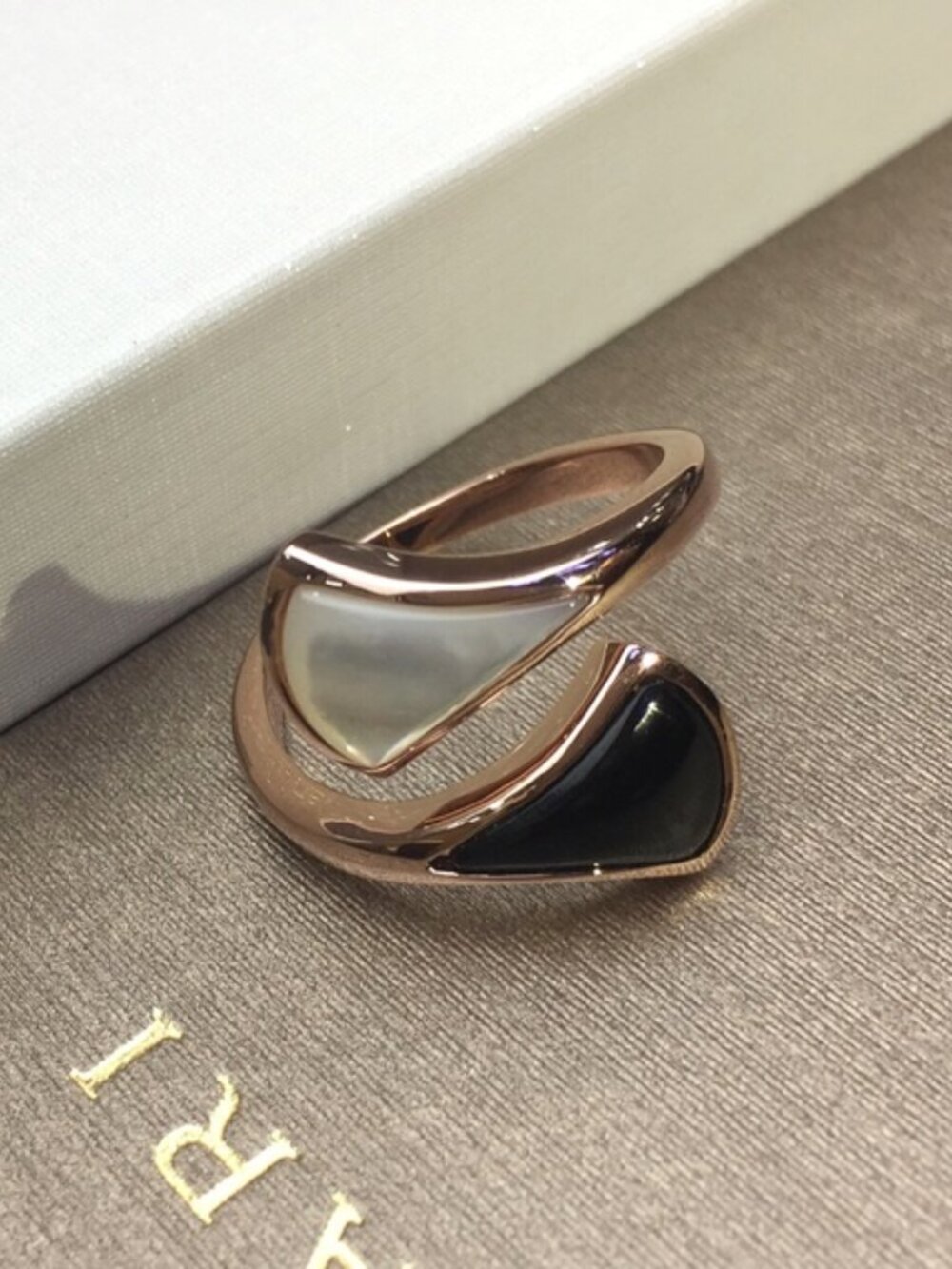 Bulgari Black Onyx and White Mother-of-Pearl Misaligned Fan-Shaped Ring - Picture 9 of 9